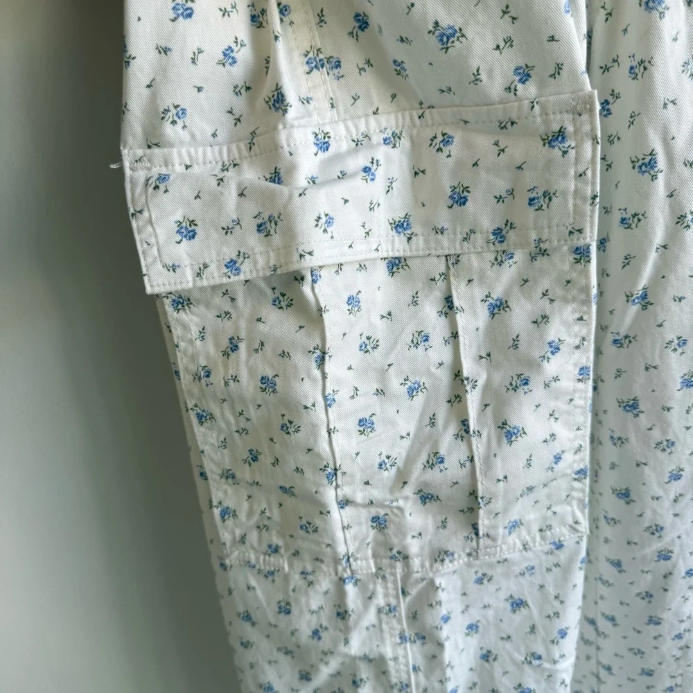 Levi’s “Isabel” Floral White ‘94 Baggy Cargo Pants NWOT - Picture 4 of 7
